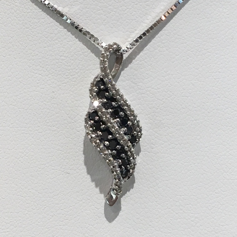 ✨Zales Black and White Diamond necklace✨